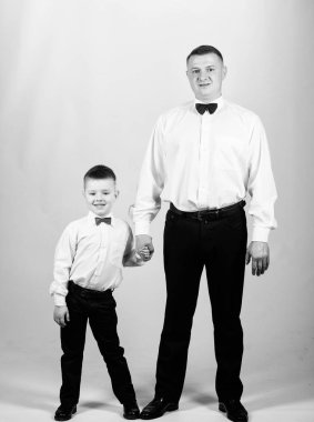 Smokin tarzı. Düğün partisi. Küçük çocuk ve baba beyefendi. Aile günü. Erkek modası. Ebeveynlik. Babalar günü. Babasıyla mutlu bir çocuk. İş toplantısı. Baba ve oğul takım elbise içinde. Uzman..