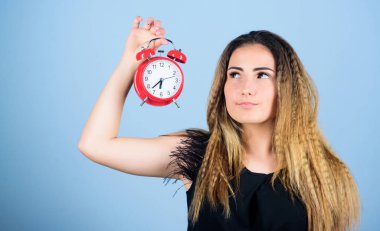 Zamanımız yok. Zil çalıyor. Günaydın. Kadının geç kalması. İş için son gün. Zaman yönetimi. Zaman dilimi. Dakiklik ve disiplin. Kız çalar saati tutuyor. rejim erken uyanma