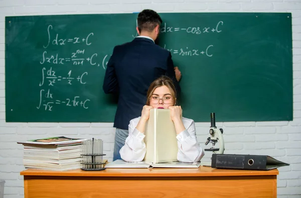 STEM fakulta. Muž píše na tabuli matematické vzorce. Učím na univerzitě. Střední škola. Univerzitní vzdělání. Předávání znalostí. Učitel a student u tabule. Vysokoškolské vzdělání — Stock fotografie