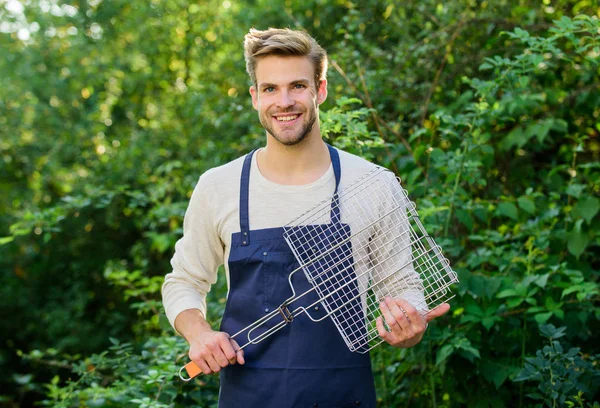 Picknickkonzept. Gesundes Essen. Rezept Grill. Verschiedene Methoden beim Grillen von Rindfleisch-Hühnergemüse und Meeresfrüchten. Der Mensch hält Grillrost. Grillen. Grillparty im Hinterhof. Schöner Typ, der Essen kocht — Stockfoto