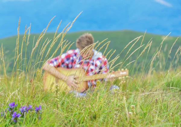 Tudo menos música. música country. homem sexy com guitarra em camisa quadriculada. moda hipster. camping ocidental e caminhadas. feliz e livre. cowboy homem com guitarrista acústico — Fotografia de Stock