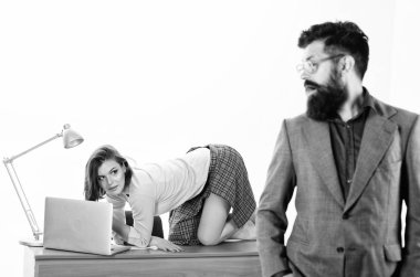 İletişim teknolojisi ile ulaşın. Seksi işveren sakallı adam ona bakarken müşteri ile online iletişim. İş için çevrimiçi iletişimi kullanma. İş internet iletişimi