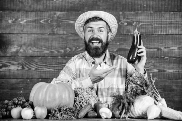 Cultivos orgánicos. Comida orgánica de cosecha propia. Hombre con barba fondo de madera. Agricultor con verduras orgánicas. Los sistemas de jardinería y agricultura prescriben técnicas específicas. Concepto de horticultura ecológica —  Fotos de Stock