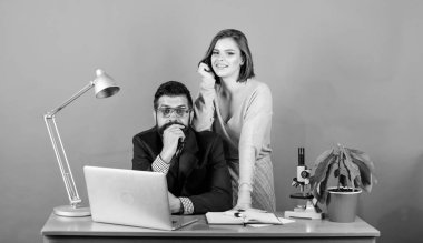 iş yerinde aşk ilişkisi. Iğfal. işadamı ve asistan sorunu çözmek. kadın ve bilgisayar ofiste adam çalışma. bilgisayarda iş çift. İşyerinde patronu ile sekreter. İş Konferansı