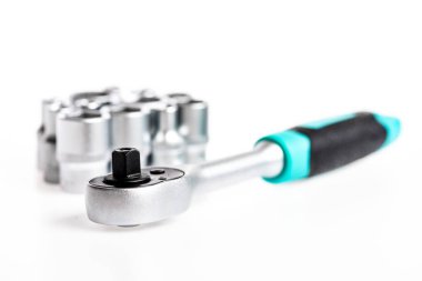 Ratchet aleti. Evrensel soket beyaz arka plan izole edildi. El işleri ve tamirat. Soket anahtarının topuzu fındık cırcırını kapat. Çelik kaymadan kaygan bir tutuş yapmamış. Ratchet anahtarı.