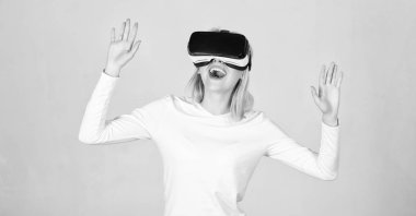 VR aygıt kullanan kadın. Kadın sanal gerçeklik görüşü izliyor. Sanal gerçeklik giyen kadın gözlüğü. Pixelated.