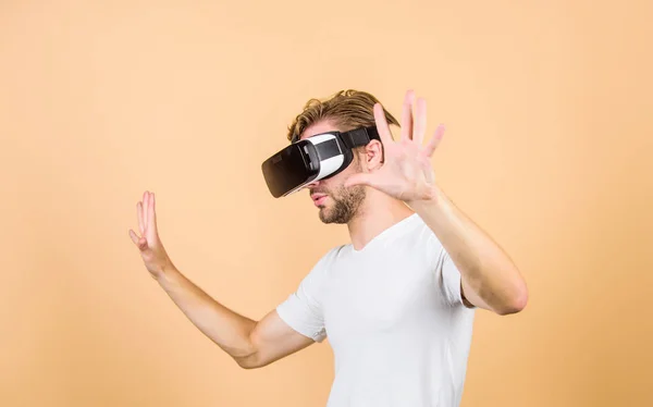 Prozkoumejte kybernetický prostor. Man hipster virtuální realita sluchátka na pozadí broskve. Zábava a vzdělání. Virtuální komunikace. Virtuální simulace. Muž hrát hru ve VR brýle. Rozšířený 3D svět — Stock fotografie