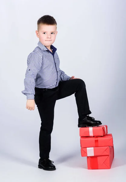 Compras. Dia de boxe. Ano Novo. Menino com prenda de namorados. criança feliz com caixa de presente. No Natal. Assistente de loja. Feliz infância. Festa de aniversário. sorrindo depois de fazer compras. compras bem sucedidas — Fotografia de Stock