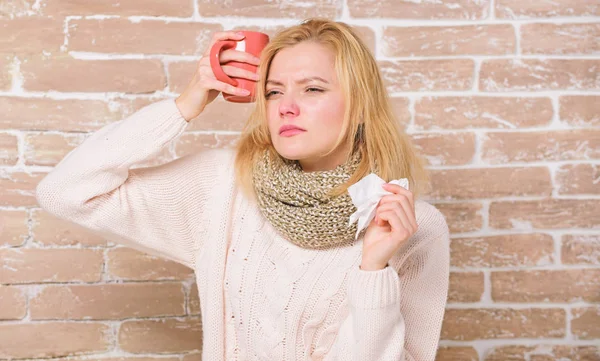 Ini obatku. Wanita sakit dengan sakit tenggorokan minum secangkir teh hangat. Gadis cantik dengan hidung dingin menderita sakit kepala. Wanita manis terkena virus flu mengerikan. Gejala dingin dan flu — Stok Foto