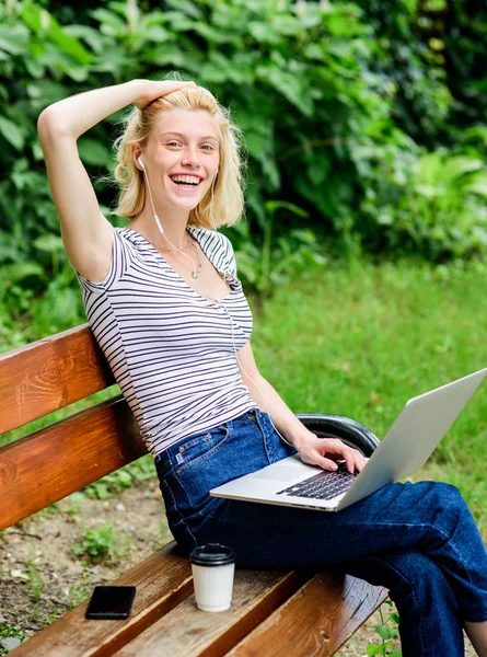 Dolgozz a parkban. A természet ereje hív. Egy lány laptoppal dolgozik a parkban. Természetes környezet iroda. Okok, amiért kint kellene dolgoznod. Jegyzetfüzet internetes távoli munka. Oktatási koncepció — Stock Fotó