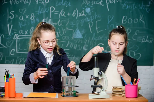 Para um amanhã melhor. Raparigas génio no laboratório da escola. Laboratório de ciências. experimentos científicos em laboratório. Laboratório de Biologia. Génio. Pequenas cientistas com microscópio. Investigação química em laboratório — Fotografia de Stock