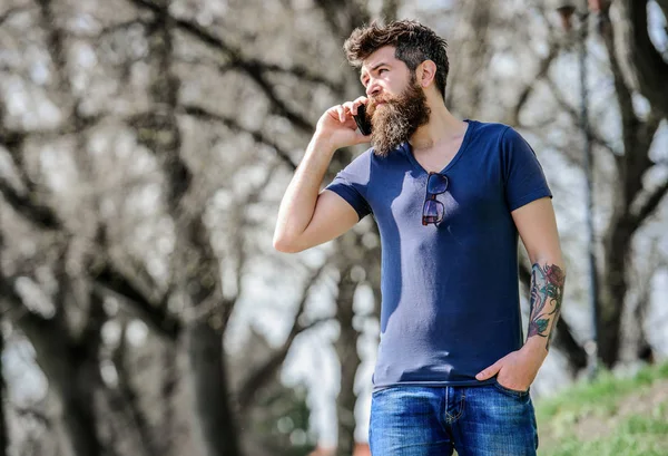 Man med skägg kallelse. Bearded man kallar mobiltelefon. Kommunikationskoncept. Försök ringa senare. Omdirigerade samtalet. Lyssnar meddelandet. Inte tillgänglig för tillfället. Hipster med skägg med mobiltelefon — Stockfoto