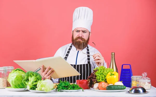 Koken op mijn hoofd. Keuken vaardigheid. Boek recepten. Volgens recept. Man met baard chef-kok koken voedsel. Controleer of u alle ingrediënten. Cook Lees boek recepten. Man leren recept. Iets nieuws proberen — Stockfoto