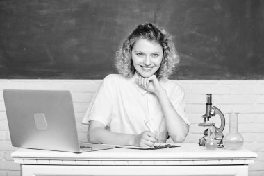 Üniversite öğrencisi veya okul öğretmeni. Okula geri dön. Okul laboratuarı. Mikrobiyoloji çalış. Moleküler modifikasyonları araştırın. Bilimsel araştırma. Dizüstü bilgisayar ve mikroskop ile Öğrenci kız