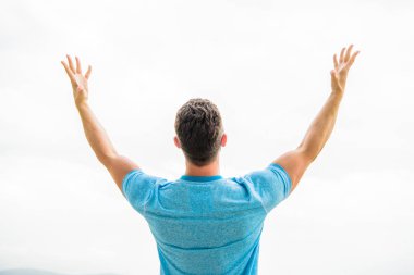 Gelecek konsepti. Güçlü kaslı vücut güçlü arka görüş hissediyor. Başarılı bir atlet. Zafer ve başarı. Şampiyon. Gelecekteki fırsatlar. Liderlik ve rekabet. Geleceğe bakıyorum