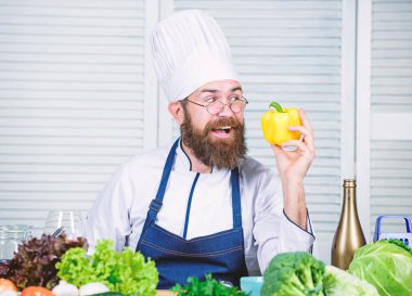 Şapkalı aşçı. Gizli lezzet tarifi. Sakallı adam mutfakta aşçı, aşçı. Yemeğimiz. Sağlıklı yemek pişirme. Diyet ve organik gıda, vitamin. Vejetaryen. Sakallı olgun bir aşçı.