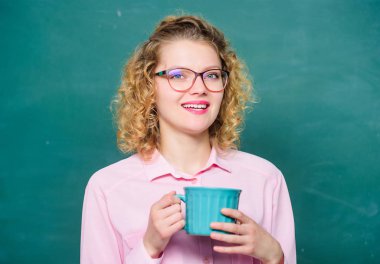 Kahvaltı vakti geldi. Elinde kahve fincanı olan kadın. Günaydın. Çay içen ferahlatıcı bir kız. Enerji ve enerji. Enerji rezervleri doluyor. Fikir ve ilham. Öğretmenimizin kahve molasına ihtiyacı var.