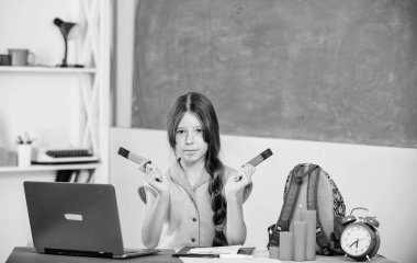 Okula dönüyorum. Online eğitim. Sınıftaki zeki kız. İnternette çocukluk çalışması. Çizim dersi. Bilgi günü. Bilgisayarı olan küçük bir kız öğrenci. Kalemle resim çiz. Dijital çağda yaşamak