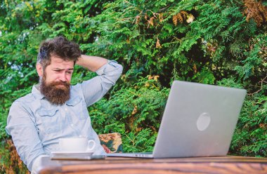 İlham arayan adam. Konu yazmayı bulun. Muhabir gazeteci günlük rutin. İnternette çalışıyorum. Çevrimiçi kitle iletişim araçları çalışanı. Online dergi için makale yazın. Sakallı hipster dizüstü bilgisayar sörf internet