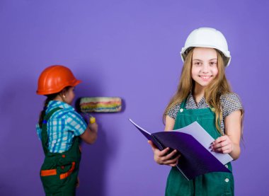 İnşaat mühendisi mimar. Şapkalı çocuk işçi. Çocuk gelişimi. Geleceğin mesleği. Kendini geliştirmek için aletler. Tamir et. Küçük kızlar atölyede birlikte tamirat yapıyorlar. Mutlu mimar. mimar