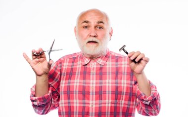 Sakal ve bıyık kesiyorum. Tımar servisi. Sakalını kes. Kes ya da traş ol. Mükemmel uzunlukta ve sakalın şeklini seç. Olgun erkek berber, beyaz arka planda makas ve tıraş bıçağı tut.