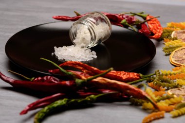 malzemelerle siyah seramik plaka üzerinde tuz