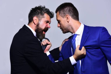 İş arkadaşlarınızla iyi çalışma konumu karar. Kızgın yüzü olan iş adamları