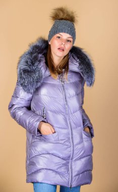 Noel öncesi. Mutlu kış tatilleri. Yeni yıl. Bereli kız. Sahte kürk modası. Kış kıyafetleri içinde güzellik. Soğuk sezon alışverişi. Yastıklı, kalın paltolu kadın. Soğuk algınlığı. mevsimsel moda