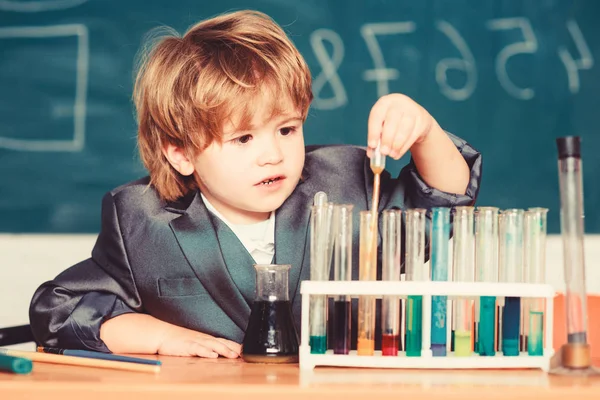 Kleiner Junge beim Unterricht. zurück zur Schule. kleiner Junge in der Grundschule. Schulkind Wissenschaftler studiert Naturwissenschaften. Kleines Kind lernt Chemie im Schullabor. Neue Ideen für die Medizin — Stockfoto