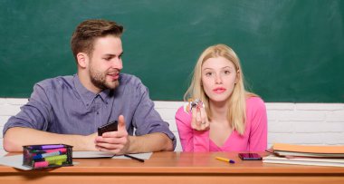 Üniversitede ya da üniversitede okumak. Üniversite okuyan arkadaşlar. Üniversite eğlencesi. Modern eğitim. Üniversitede eğleniyorum. Kız ve erkek dertsiz tasasız sınıfta otururlar. Üniversitede eğleniyor.