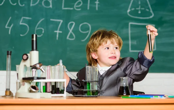 Pojkmikroskop och provrörsskola. Kunskapskoncept. Kunskapsdagen. Inspiration för utredningar. Grabben studerar biologi kemi. Grundläggande kunskaper i grundskolan. Utbildningsexperiment — Stockfoto