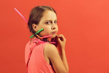 Örgüler, renkli kalemler ve işaretleyiciler ile pembe kıyafeti çocuk