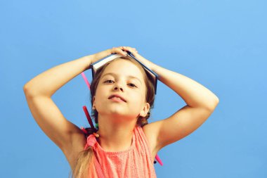 Elleri ile kafasına açık kitap kız havaya