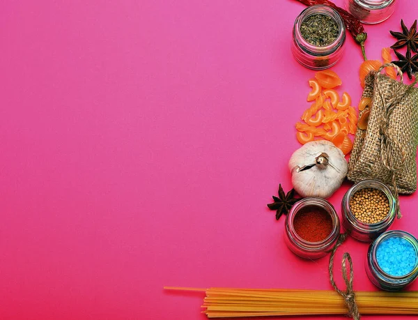 Cocinar pasta con especias, chile, ajo, cebolla y badiano —  Fotos de Stock