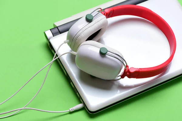 Auriculares y laptop plateado. Concepto de música y equipos digitales — Foto de Stock