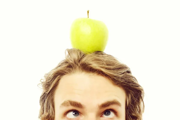 Caucásico hombre sostiene verde manzana en su cabeza — Foto de Stock