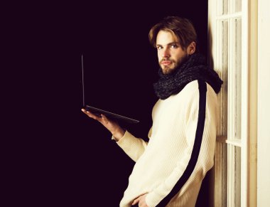 Laptoplu sakallı yakışıklı adam.