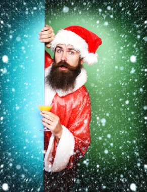 Şaşırmış sakallı Noel Baba adam