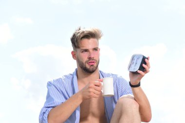 Seksi yorgun genç maço holding fincan çay.