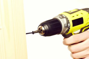 Tornavida sarı renkli olarak el ahşap tahta yakınındaki mans