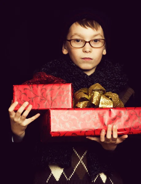 Мальчик с коробками — стоковое фото