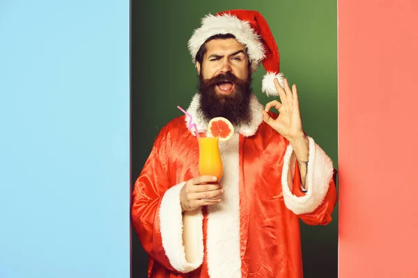 Улыбающийся бородатый Санта-Клаус — стоковое фото