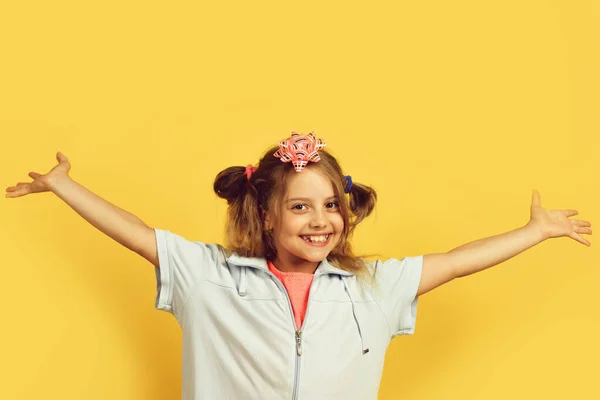 Meisje met vrolijk lachend gezicht geïsoleerd op warmgele achtergrond — Stockfoto