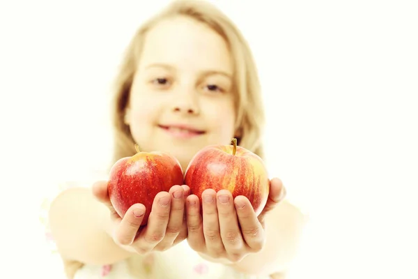 Kind oder kleines Mädchen essen Apfel isoliert auf weißem Hintergrund — Stockfoto