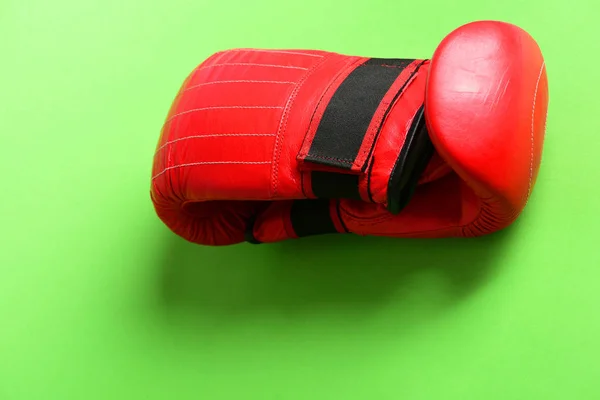 Concepto de entrenamiento y fitness. Guantes de boxeo en color rojo —  Fotos de Stock