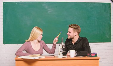 Sınavlara hazırlanıyor. Öğrenci yaşamı. Ders ve tahta. Öğretmenler günü. Okula dönüyoruz. Modern okul. Bilgi günü. Sınıfta bir kaç erkek ve kadın. Ev eğitimi. Mutlu çift