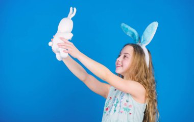 Paskalya günü oynamak. Paskalya oyuncak tavşan kulakları giyen küçük kız. Küçük çocuk Paskalya tavşanı tarzı oyuncakla oynamak. Küçük çocuk ile şirin oyuncak. Paskalya bunny tavşan. Küçük kız ve tavşan oyuncak