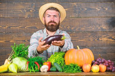 Organik Gübre hasat yapmak sağlıklı ve zengin. Çiftçi homegrown sebze hasat ile. Organik böcek kontrolü. Onun hasat ahşap arka plan gurur sakallı adam. Mükemmel kalitede hasat