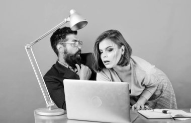 iş yerinde aşk ilişkisi. Iğfal. bilgisayarda iş çift. işadamı ve asistan sorunu çözmek. kadın ve erkek dizüstü ofiste çalışır. işyerinde patron ile sekreter. Genç profesyonel takım