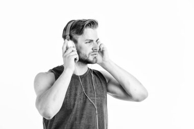 Bu müziği seviyorum. Modern hayatta yeni bir teknoloji. seksi kas adam müzik dinleyin. adam beyaz üzerinde izole yeni bir şarkı dinleyin. mavi diş teknolojisi kulaklıklar tıraşsız adam. moder yaşam kavramı